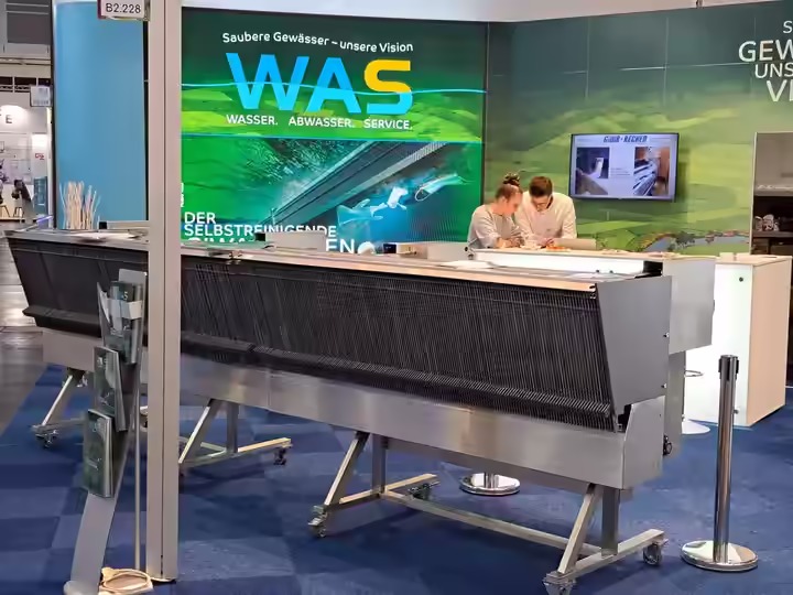 Messestand der WAS GmbH 2024 mit ausgestelltem GiWA-Rechen
