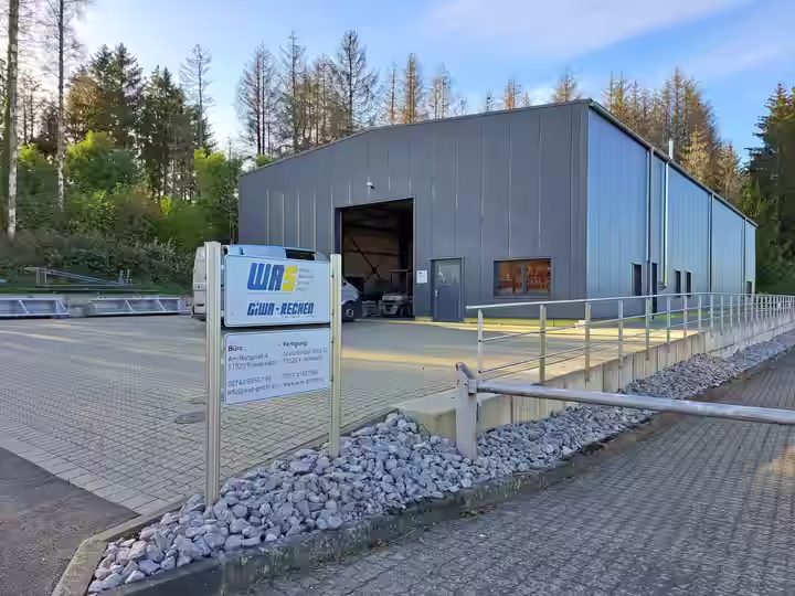 Firmengebäude der WAS GmbH in Friedewald mit Hinweisschild „WAS – GiWA-Rechen“